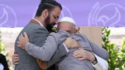 O abraço entre israelense, palestino e o Papa