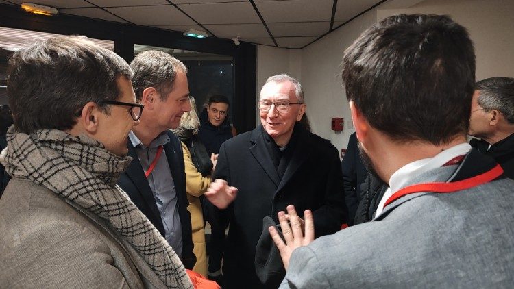 Le cardinal Parolin s'entretient avec quelques journalistes à Lourdes