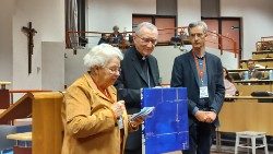 Roselyne Hamel, le cardinal Parolin et Christophe Chaland, lauréat 2023 du prix Jacques Hamel à Lourdes en janvier 2023. 
