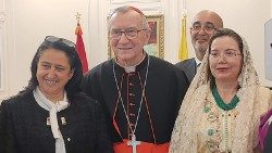 Le Cardinal Parolin et Mme Rajae Naji Mekkaou, ambassadeur du Maroc près le Saint-Siège (située à droite sur la photo). 