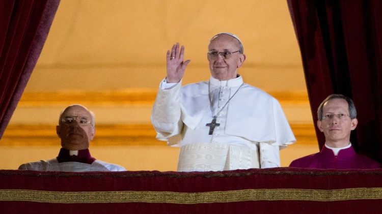 Papa Francesco saluta i fedeli in Piazza San Pietro poco dopo l'elezione