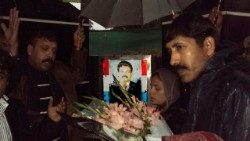 Des fidèles pakistanais autour de la photo de Shahbaz Bhatti, assassiné en 2011
