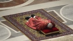 Verehrung des Kreuzes am Karfreitag: Papst Franziskus auf dem Boden des Petersdoms