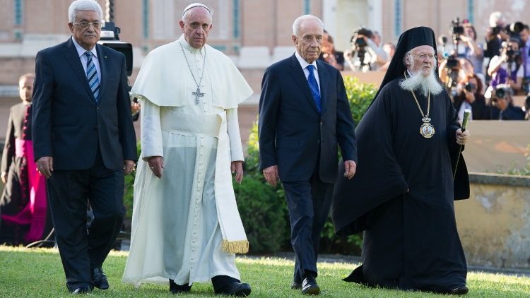 Die Anrufung für den Frieden im Heiligen Land am 8. Juni 2014 im Vatikan. Der Papst ist umgeben von Mahmoud Abbas, Shimon Peres und dem Patriarchen von Konstantinopel.