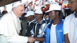 Papa Francesco incontra alcune persone migranti a Lampedusa: è l'8 luglio 2013