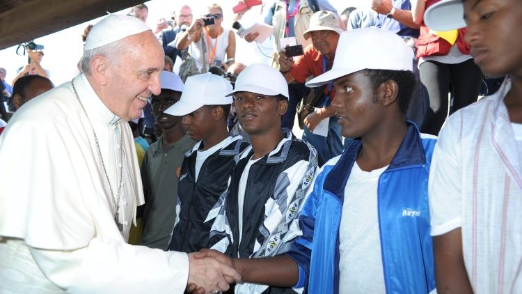 Papa Francesco incontra alcune persone migranti a Lampedusa: è l'8 luglio 2013