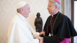 Monseñor Joseph Marino con el Papa Francisco 