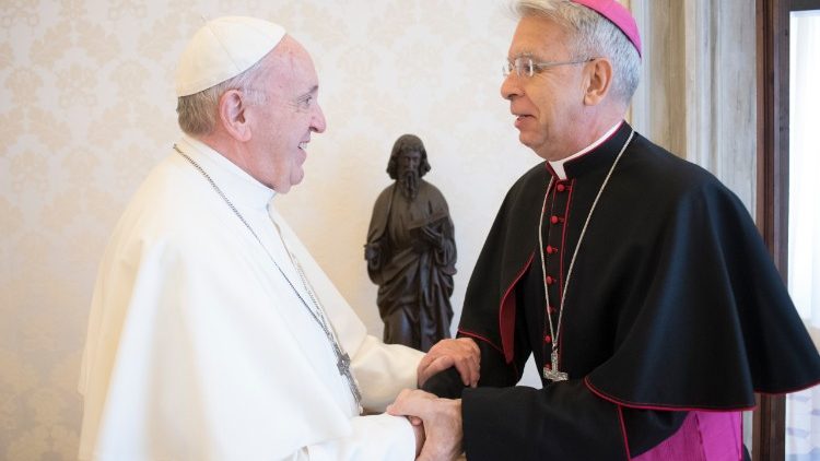 Monseñor Joseph Marino con el Papa Francisco 