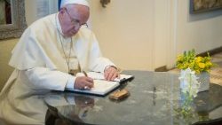 El Papa Francisco firma un documento (Foto de archivo)