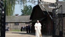 Papa Francesco visita il campo di concentramento di Auschwitz - Birkenau