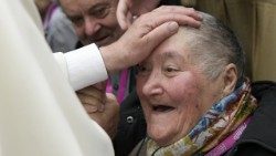 Il Papa durante l'incontro con gli anziani (foto d'archivio)
