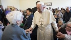 노인들과 함께 있는 프란치스코 교황