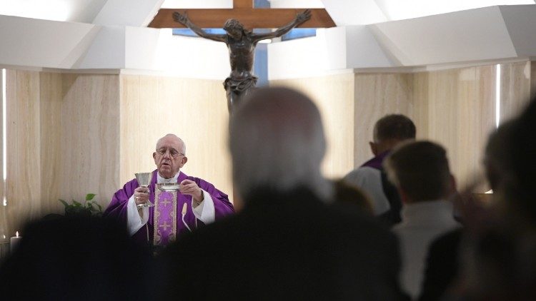 Le Pape François célèbre la messe à Sainte-Marthe
