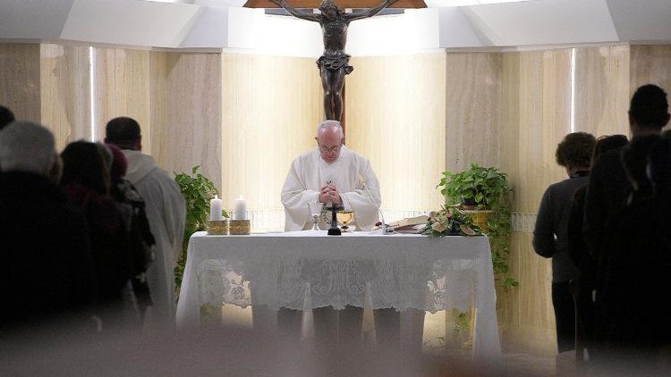 Papa preside missa todas as manhãs na capela de sua residência