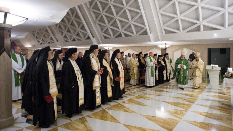 Il Papa con il Patriarca Youssef e i vescovi greco melkiti alla Messa a Casa Santa Marta