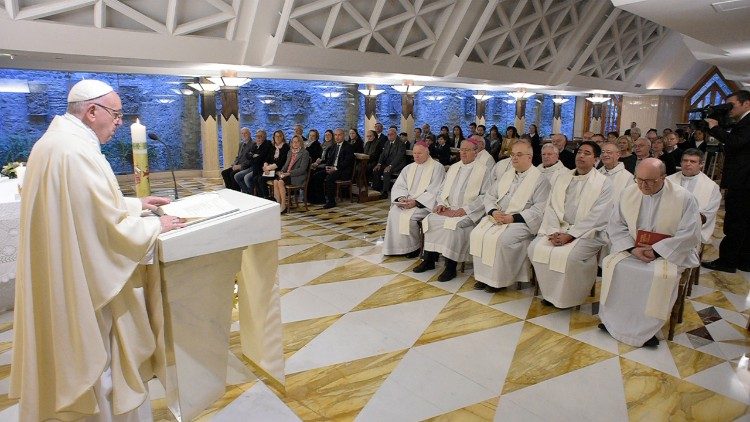 Papa Francesco celebra la Messa a Casa Santa Marta 