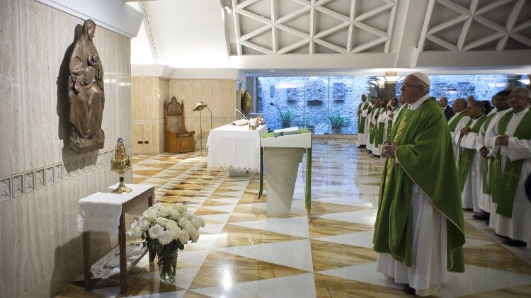 Le Pape devant le reliquaire des larmes de la Vierge de Syracuse, lors de la messe du 25 mai 2018 à la Maison Sainte-Marthe.