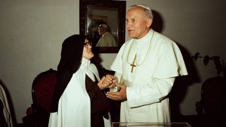 Johannes Paul II. 1982 mit Schwester Lúcia