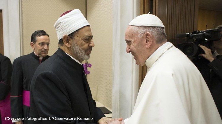 Le Pape François et le Grand Imam d'Al-Azhar, lors de leur dernière rencontre, en novembre 2017 au Vatican.