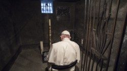 Papa Francesco in preghiera sul luogo del martirio di padre Kolbe ad Auschwitz (2016)