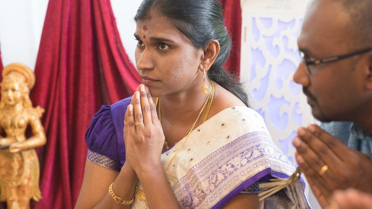 Persone che pregano, indiani in preghiera, Orissa, India