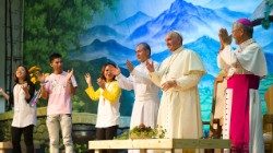 2014: Franziskus bei einem Jugendtreffen in Korea beim Heiligtum von Solmoe 