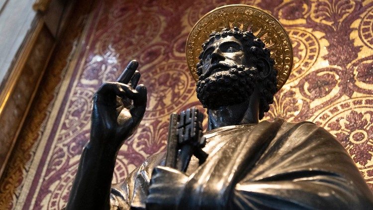 Statue de bronze de saint Pierre dans la basilique vaticane. 