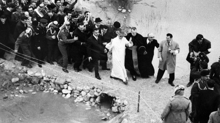 Paul VI. reiste 1964 als erster Papst der Neuzeit ins Heilige Land; das Foto zeigt ihn an der Taufstelle Jesu am Jordan