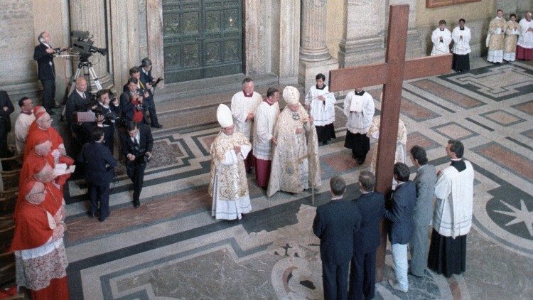 La Croix offerte aux jeunes par saint Jean-Paul II, lors de la messe de Pâques, le 22 avril 1984