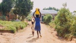 Uganda, uma mulher e sua filha levando água 