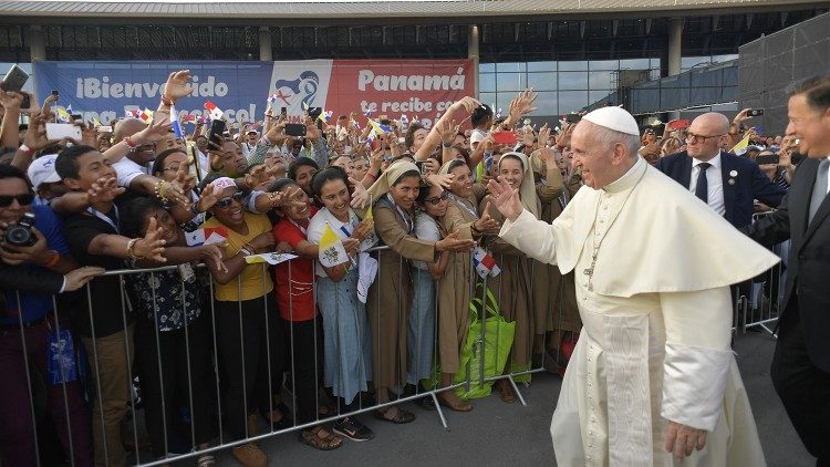 El Papa Francisco saluda a los miles de jóvenes que lo despedían en el Aeropuerto Internacional de Panamá el 28 de enero de 2019. (Vatican Media)