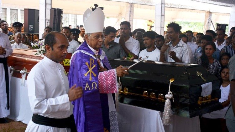 Kardinal Malcolm Ranjith bei der Beerdigung von Opfern der Osteranschläge in Colombi