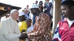 Encuentro del Papa con migrantes durante su visita a Lampedusa en 2013.