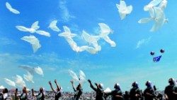 Katholische Schwestern lassen im Friedenspark von Imjingak Luftballons ins Taubenform in den Himmel steigen (Archivbild vom 27.6.2019)