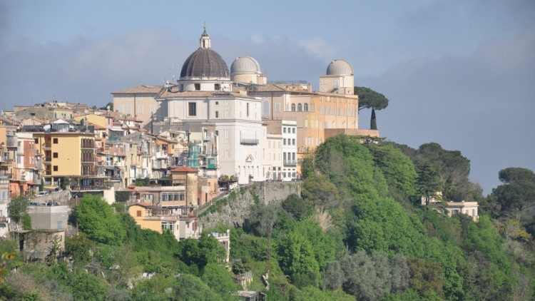 Vista del Palacio Apostólico de Castelgandolfo y del Observatorio astronómico