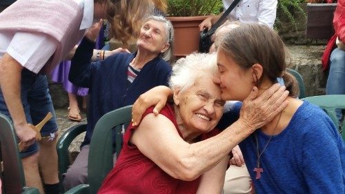 Anziani e giovani uniti, Francesco: riscoprano la gioia di rincontrarsi