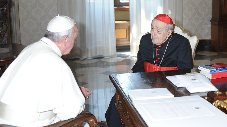 Un anziano cardinale Achille Silvestrini con Papa Francesco