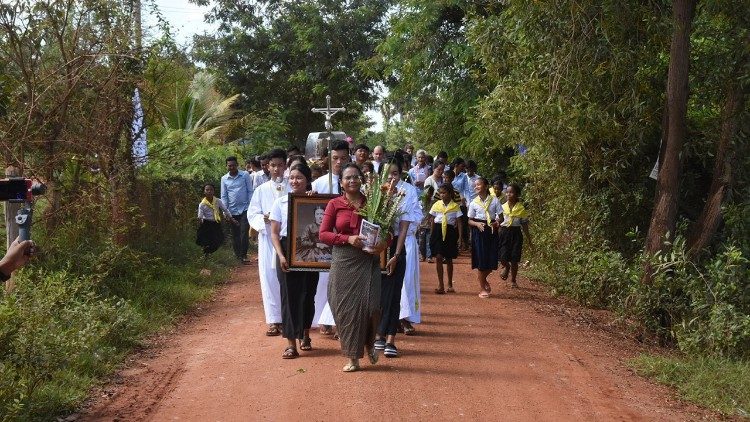As relíquias dos pais de Santa Teresa do Menino Jesus em peregrinação entre os católicos cambojanos, em 2019