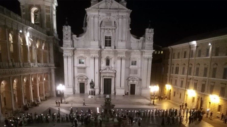 Oración nocturna en el Santuario de Nuestra Señora de Loreto, en Italia.