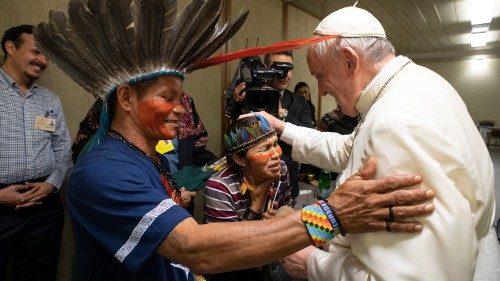 Em foto de arquivo, o encontro do Papa com indígenas da Amazônia