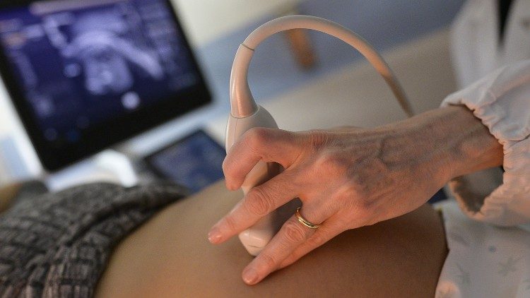  Ultraschalluntersuchung, die den Blick auf das ungeborene Baby gewährt