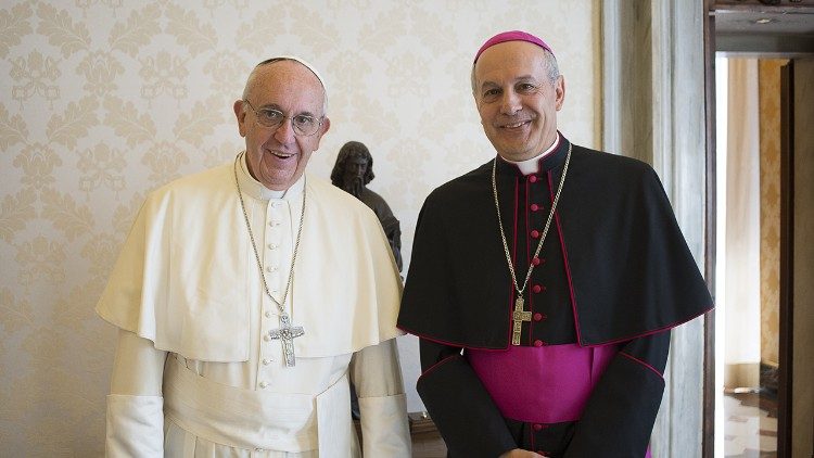 Erzbischof Gabriele Caccia mit Papst Franziskus