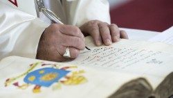 Le Pape François signe un document en Colombie en septembre 2017