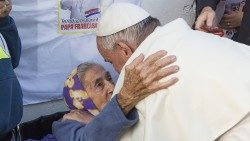 El Papa Francisco abraza una persona mayor durante su viaje apostólico a Ecuador, Bolivia y Paraguay, en julio de 2015.