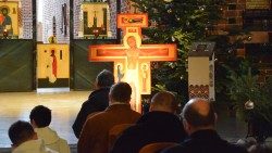 5000 jeunes se réunissent à Ljubljana autour de la croix de Taizé pour prier la paix. 