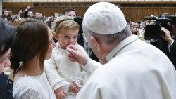 Una bambina e la madre accanto al Papa (foto d'archivio)