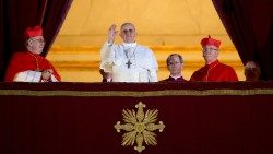 Papst Franziskus zeigt sich erstmals auf dem Balkon nach seiner Wahl am 13.3.2013