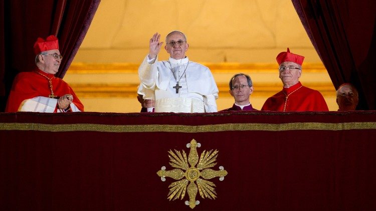Papst Franziskus zeigt sich erstmals auf dem Balkon nach seiner Wahl am 13.3.2013