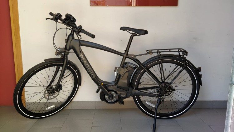 La bicicletta elettrica donata da Francesco