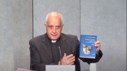 Monsignor Fisichella con una copia del nuovo Direttorio per la catechesi